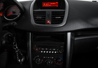 Подержанный автомобиль Peugeot 207 Hatchback 2010 года (14 фото)