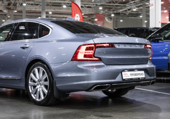 Подержанный автомобиль Volvo S90 2017 года (17 фото)