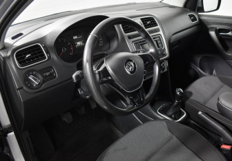 Подержанный автомобиль Volkswagen Polo Sedan 2018 года (9 фото)
