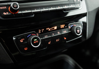 Подержанный автомобиль BMW X1 2015 года (17 фото)