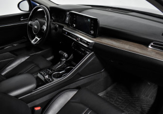 Подержанный автомобиль Kia K5 2021 года (12 фото)