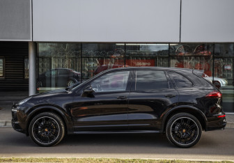 Подержанный автомобиль Porsche Cayenne 2015 года (10 фото)