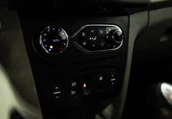 Подержанный автомобиль Renault Logan Sedan 2014 года (15 фото)