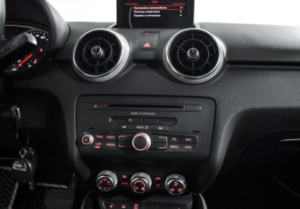 Подержанный автомобиль Audi A1 2012 года (14 фото)