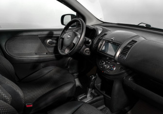 Подержанный автомобиль Nissan Note 2007 года (13 фото)