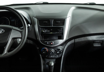 Подержанный автомобиль Hyundai Solaris Hatchback 2015 года (14 фото)
