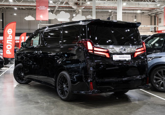 Подержанный автомобиль Toyota Alphard 2018 года (9 фото)