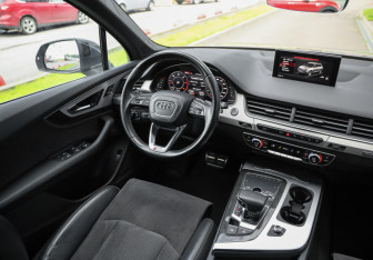 Подержанный автомобиль Audi Q7 2016 года (12 фото)