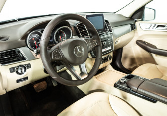 Подержанный автомобиль Mercedes-Benz GLE 2016 года (11 фото)