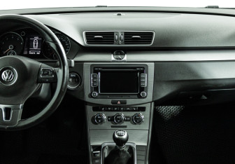 Подержанный автомобиль Volkswagen Passat Sedan 2011 года (14 фото)