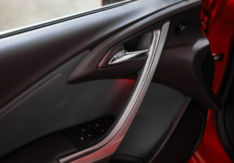 Подержанный автомобиль Opel Astra Sedan 2014 года (14 фото)