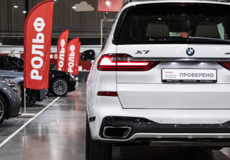 Подержанный автомобиль BMW X7 2020 года (10 фото)