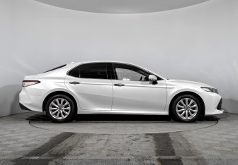 Подержанный автомобиль Toyota Camry Sedan 2019 года (4 фото)
