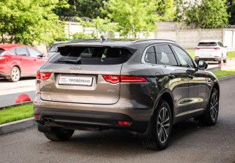 Подержанный автомобиль Jaguar F-Pace 2017 года (6 фото)