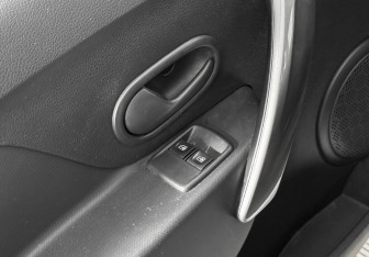 Подержанный автомобиль Renault Sandero 2018 года (10 фото)