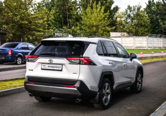 Подержанный автомобиль Toyota RAV4 2022 года (6 фото)
