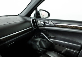 Подержанный автомобиль Porsche Cayenne 2015 года (19 фото)