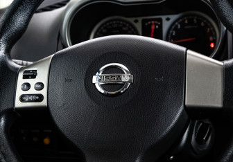Подержанный автомобиль Nissan Note 2006 года (11 фото)