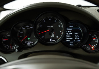 Подержанный автомобиль Porsche Cayenne 2010 года (12 фото)