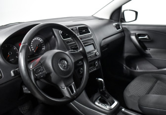 Подержанный автомобиль Volkswagen Polo Sedan 2012 года (9 фото)