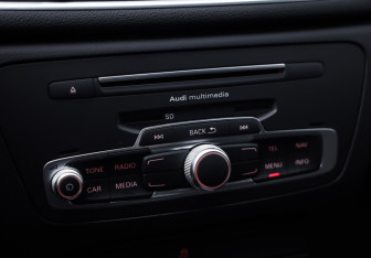Подержанный автомобиль Audi Q3 2015 года (15 фото)