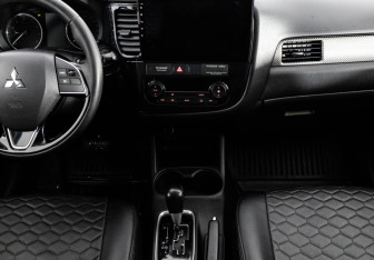 Подержанный автомобиль Mitsubishi Outlander 2016 года (14 фото)