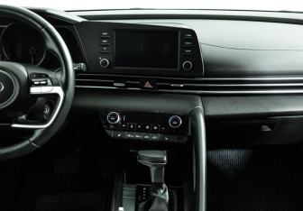 Подержанный автомобиль Hyundai Elantra Sedan 2020 года (14 фото)