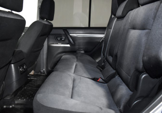 Подержанный автомобиль Mitsubishi Pajero 2014 года (12 фото)