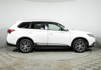 Подержанный автомобиль Mitsubishi Outlander 2018 года (4 фото)