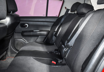 Подержанный автомобиль Nissan Tiida Hatchback 2011 года (12 фото)