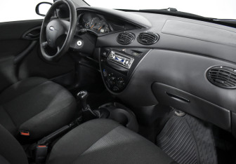 Подержанный автомобиль Ford Focus Sedan 2004 года (13 фото)