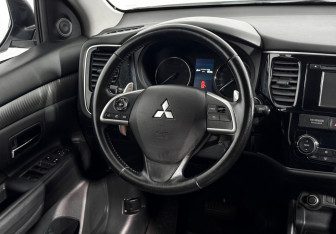 Подержанный автомобиль Mitsubishi Outlander 2014 года (16 фото)
