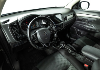 Подержанный автомобиль Mitsubishi Outlander 2015 года (11 фото)