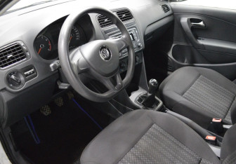 Подержанный автомобиль Volkswagen Polo Sedan 2015 года (10 фото)