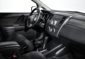 Подержанный автомобиль Nissan Tiida Hatchback 2011 года (13 фото)