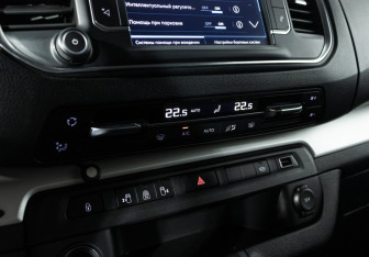 Подержанный автомобиль Peugeot Traveller 2018 года (23 фото)