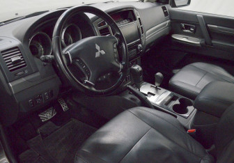 Подержанный автомобиль Mitsubishi Pajero 2015 года (9 фото)