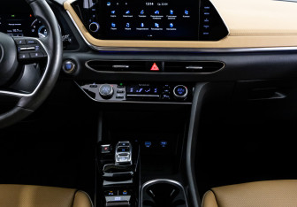 Подержанный автомобиль Hyundai Sonata 2022 года (17 фото)