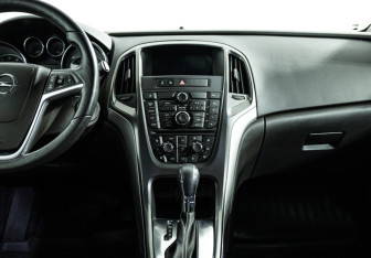 Подержанный автомобиль Opel Astra Hatchback 2012 года (14 фото)