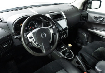 Подержанный автомобиль Nissan X-Trail 2013 года (11 фото)