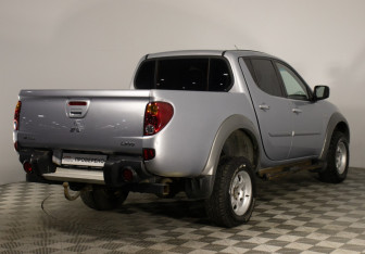 Подержанный автомобиль Mitsubishi L200 2014 года (10 фото)
