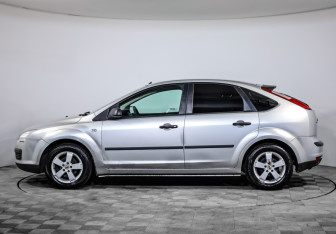Подержанный автомобиль Ford Focus Hatchback 2007 года (8 фото)