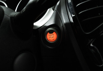 Подержанный автомобиль Nissan Juke 2011 года (18 фото)