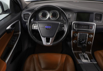 Подержанный автомобиль Volvo S60 2011 года (10 фото)