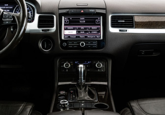Подержанный автомобиль Volkswagen Touareg 2012 года (12 фото)