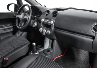 Подержанный автомобиль Mitsubishi Colt Hatchback 2007 года (13 фото)