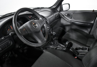 Подержанный автомобиль Chevrolet Niva 2011 года (9 фото)