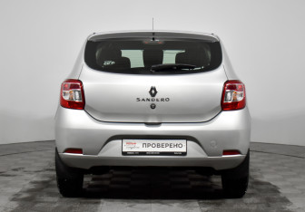 Подержанный автомобиль Renault Sandero 2015 года (6 фото)