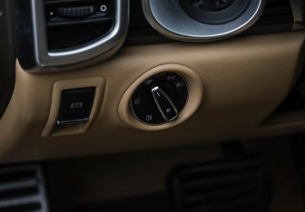 Подержанный автомобиль Porsche Cayenne 2017 года (26 фото)