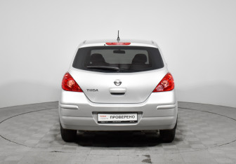 Подержанный автомобиль Nissan Tiida Hatchback 2013 года (6 фото)